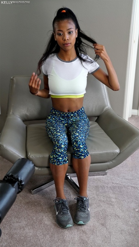 Prachtige ebony pop Nia Nacci toont haar hete tieten en lichaam in de sportschool