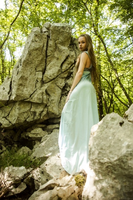 Nastolatek księżniczka w długiej sukni Milena D dokucza z jej owłosione cipki w lesie