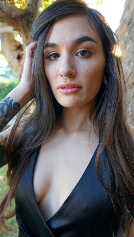 La morena gótica Luna Lovely se desnuda y muestra sus sexys tatuajes