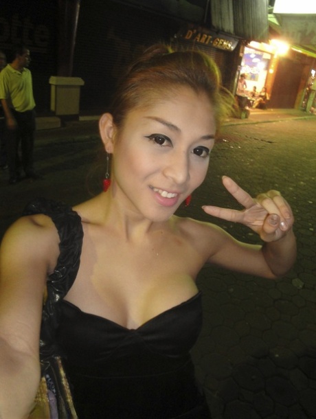 La splendida ladyboy Yoyo espone le sue tette perfette e il suo cazzo ricurvo