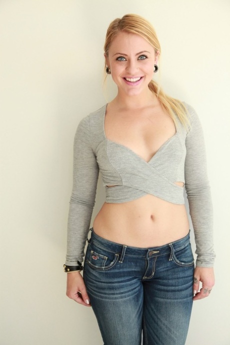 Petite teen Cameron Kanada Streifen ihre Jeans, zeigt schöne Titten und Arsch