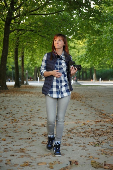 Russisch solomeisje Alysa Gap trekt haar jeans uit om model te staan in haar beha en slipje