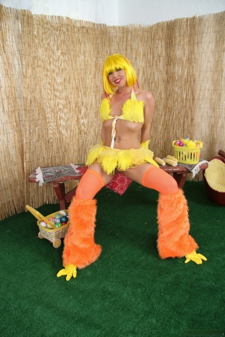 Puszczalska gwiazda porno w żółtym uniformie Julie Night pokazuje duże cycki i tyłek w solo