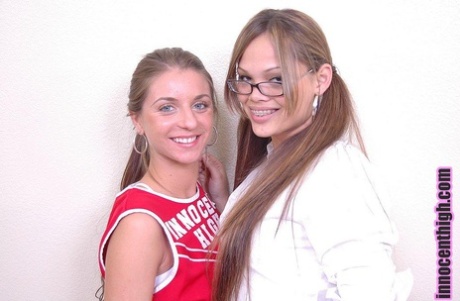 Heiße Schülerinnen Veronica Stone & Hunni Howard zeigen Upskirt in Schuluniformen