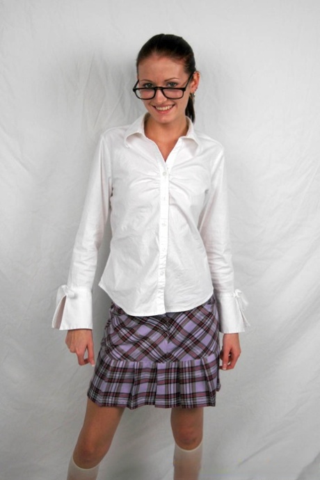 Lokale nerd Hailey Young laat haar witte slipje zien terwijl ze poseert in uniform