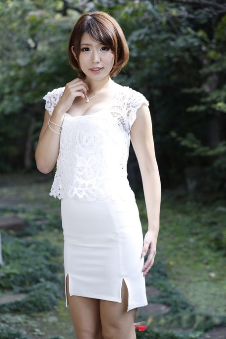 Den vidunderlige japanske damen Seira Matsuoka poserer i sin hvite uniform utendørs.