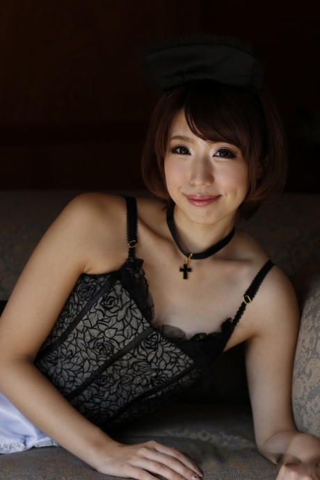 Mooie Japanse tiener Seira Matsuoka lacht terwijl ze poseert in dienstmeisjesuniform