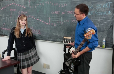Hopeloze muziekstudente Dolly Leigh vindt haar ware talent in een pijpbeurt in de klas