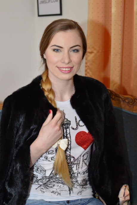 Russiske Milena Devi dropper trange jeans for sofamasturbasjon i lårstøvler