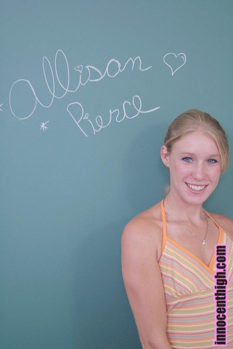 Den slanke studerende Allison Pierce viser små bryster og hot trusse-upskirt i skolen