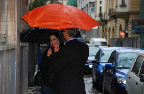 La jeune fille brune Lily Tiger se fait des nattes avant de baiser un vieil homme.