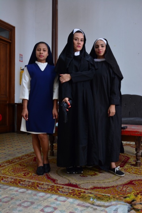 Похотливые латиноамериканские монахини с оружием трахают босса картеля за деньги, чтобы управлять своей церковью