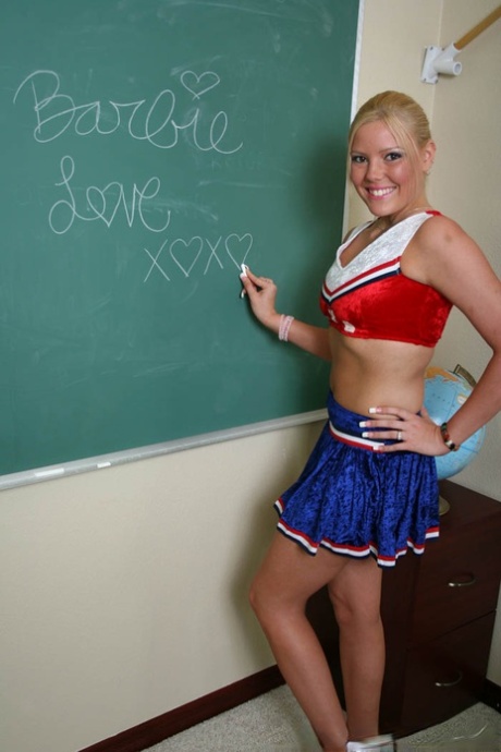 Sexy Barbie Love poseert in de klas in haar cheerleading outfit