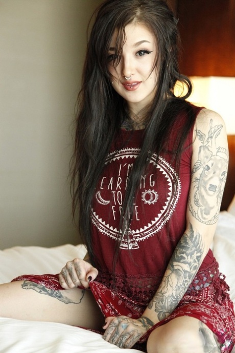 Бледная татуированная эмо девушка Kelsi Lynn выставляет напоказ свои красочные изгибы и раздвигает киску
