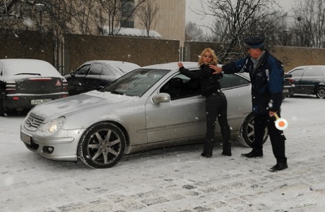 Sexy blondýnka kotě Nikky Thorne svádí starší policie vole a kurva ho tvrdě