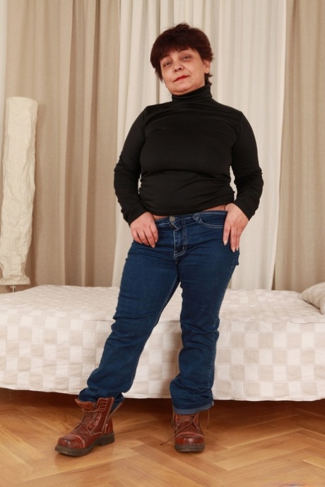 Kort bestemor Dana B fjerner genser og jeans for nærbilde hårete fitte knull