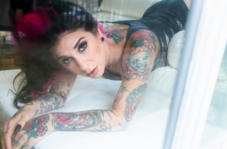 Mest kända alt pornstar Joanna Angel visar hennes inked smal kropp