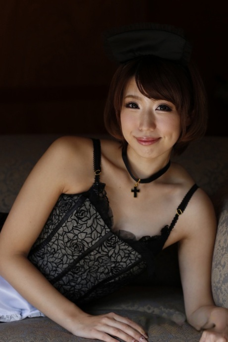 La dolce ragazza giapponese Seira Matsuoka modella in lingerie sexy, abito bianco e nudo
