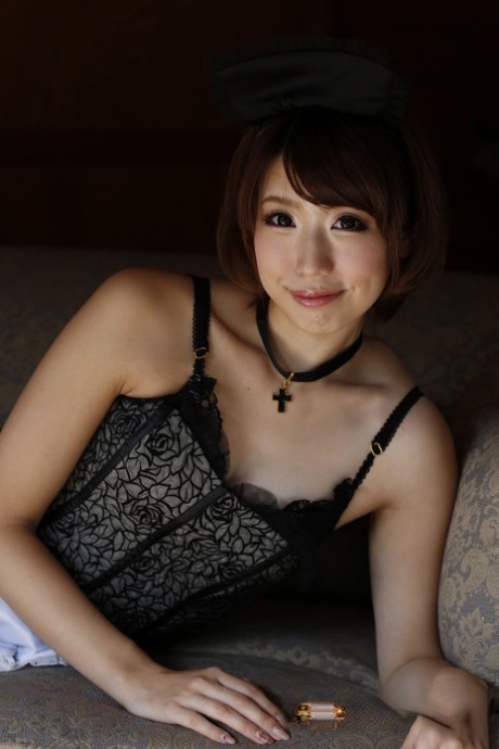 A empregada doméstica japonesa morena Seira Matsuoka a posar com diferentes roupas