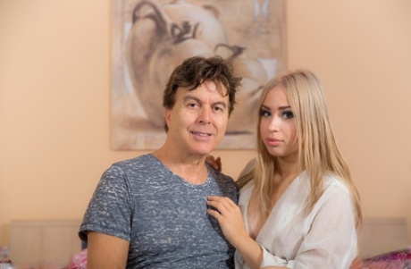 Ungdoms blonde jenta Alana Månen gleder henne sukker pappa muntlig og vaginalt