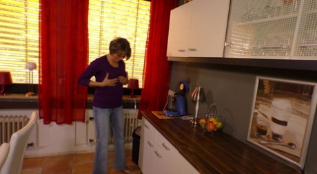 Une ménagère mature se fait désosser dans la cuisine par son vieil homme en rut.