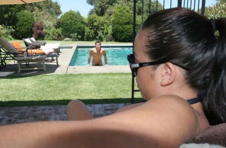 Den yppige Mia Lelani nøgen med solbriller knepper vildt i udendørs lysthusknald