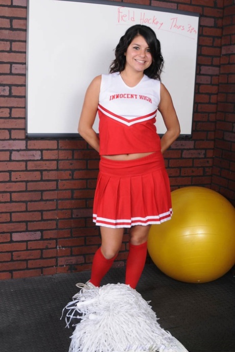 Die dunkelhaarige Cheerleaderin Christina Moure zieht ihre Uniform aus