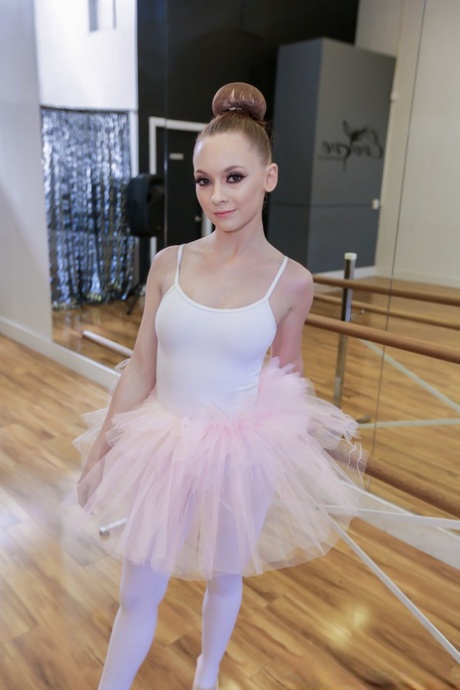 Удивительная лисица Афина Рейн занимается балетом и получает массивный член в тугую киску