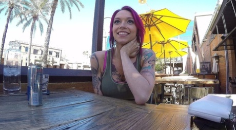 Anna Bell Peaks, una ragazza sbattuta, deposita creampi in un bicchiere da martini