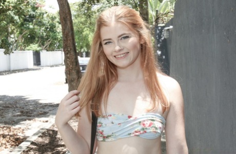 可爱的红发女孩 Briar Rose 在邻居家的泳池边脱衣，享受火辣的口交和面部护理