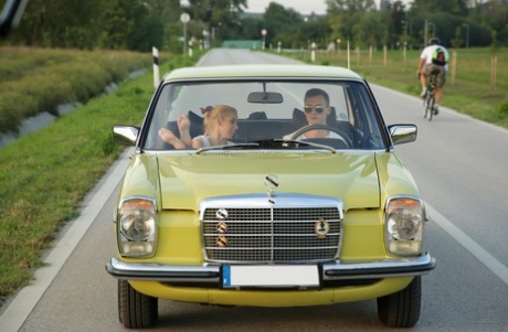 Kleine blondine Nesty pronkt met haar sexy voeten buiten & geeft een heerlijke footjob