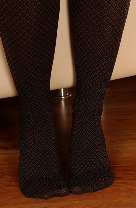 Maďarská MILF Valentina Velasquez dává práci nohama v punčochách, dostává sperma na prsty u nohou