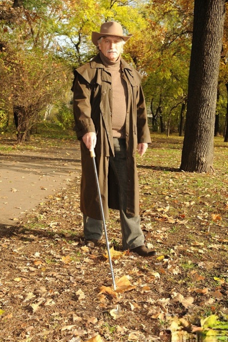 Gammel mann og den småbrystede tenåringen Gitta Blond knuller hardt i den hvite sofaen.