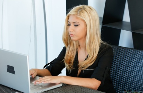 La guapa y guarra secretaria Gemma Jolie seduciendo a su colega en la oficina