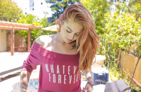 Schattige roodharige tiener Kandi Quinn ligt te zonnebaden op haar sexy kleine lichaam bij het zwembad