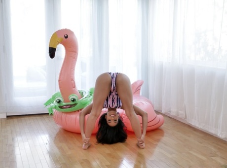 灵活少女阿德里安-胡什（Adrian Hush）展示心形臀部，并为大鸡巴操逼而扭动身体