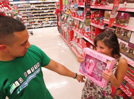 Lille latina Chi chi Medina bliver hentet på shopping til hardcore fisseknald