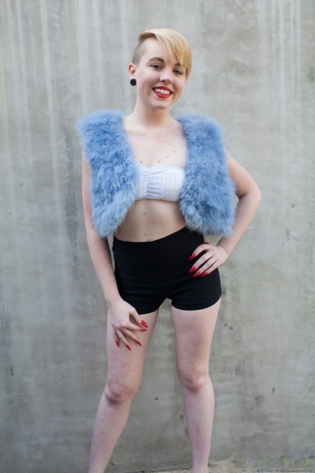 Krátkovlasá teenagerka Miley May ukazuje své nahé tělo a močí na ulici