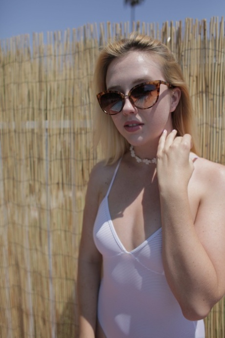 Las pequeñas americanas Samantha Rone y Kasey Warner posan desnudas en la piscina