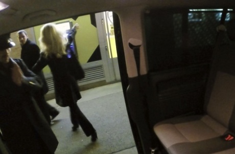 Blondes Mädchen aus der Tschechoslowakei Beatrix Glower fickt ihren Fahrer im Van
