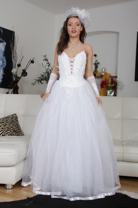 La novia morena Savannah Secret se levanta el vestido de novia y muestra su coño peludo