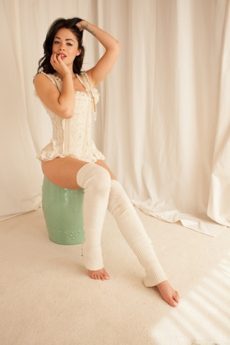 La sexy MILF britannica Ava Dalush in corsetto di pizzo allarga il suo grosso culo su una sedia