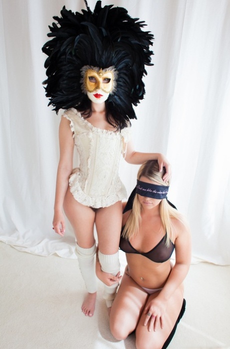 Ava Dalush e Jenna Ashley, loucas por fetiches, desfrutam de uma sessão de dominação com máscaras