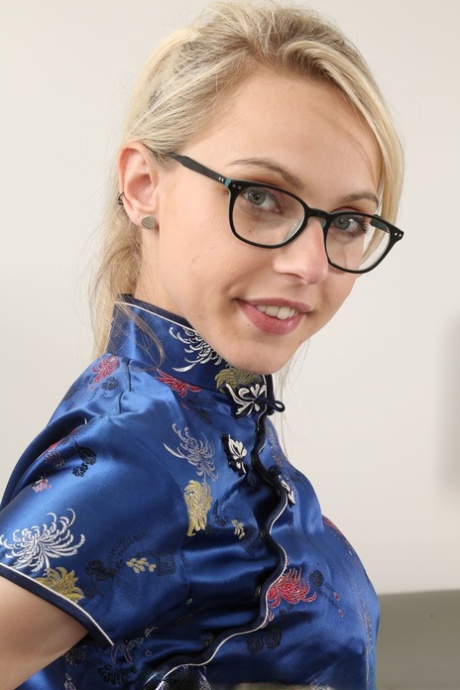 Nerdy Blond Chloe Leksak doffing hennes kläder och blinkande bröst och fitta