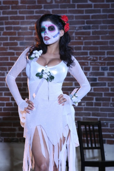 Alexis Amore visar magnifika stora bröst i soloaction på en Halloweenfest