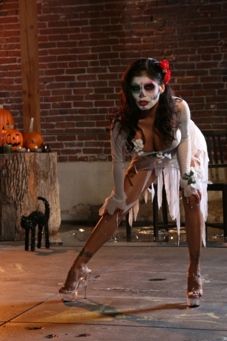 Alexis Amore zeigt prächtige große Titten in Solo-Action auf einer Halloween-Party