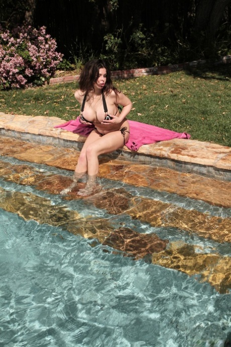 Cycata brunetka Hunter Bryce pieprzy się z dużymi sztucznymi cyckami w basenie