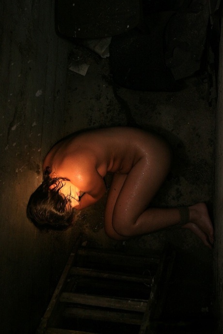 Horny chick Hadjara bliver bundet og ødelagt af stor pik i BDSM scene