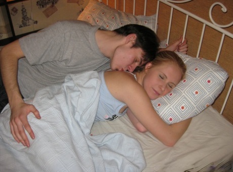 Adolescente russa adormecida acorda e é fodida pelo amigo do seu namorado