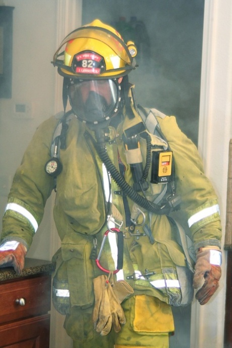 Den barmfagre husmoren Devon Lee takker en kåt brannmann for at han reddet kjøkkenet hennes.